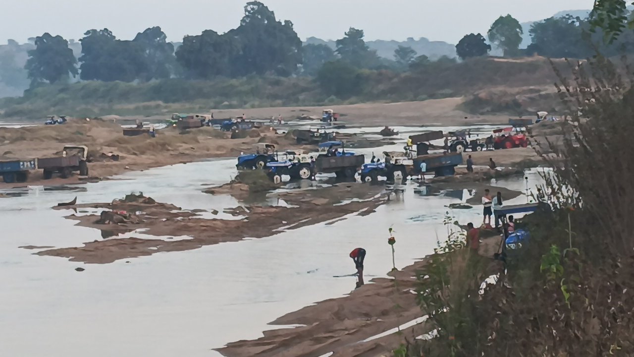 अवैध रेत उत्खनन , रोजना सैकड़ो की संख्या में आती है ट्रेक्टरों की सीरीज।