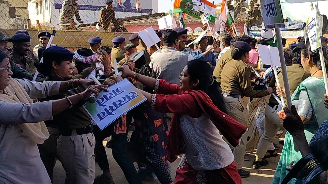 नेशनल हेराल्ड केस: कोण्डागांव में कांग्रेस का उग्र प्रदर्शन, बीजेपी कार्यालय घेरने निकले कार्यकर्ताओं की पुलिस से धक्कामुक्की