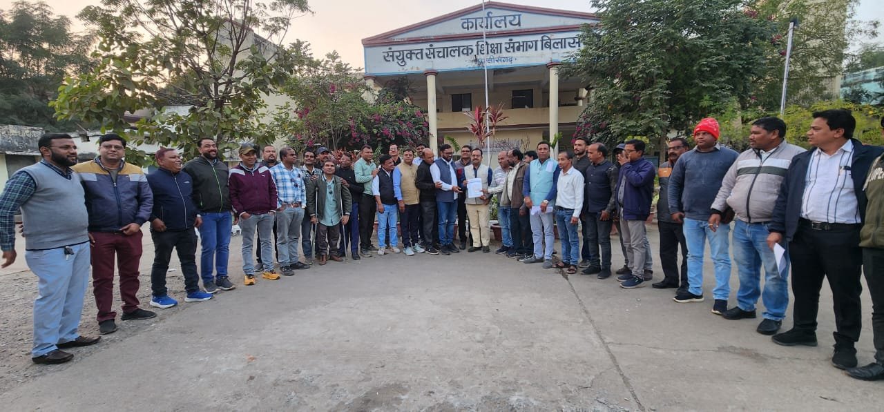 शिक्षक एलबी संवर्ग की लंबित समस्याओं के निराकरण हेतु संयुक्त संचालक को सौंपा गया ज्ञापन