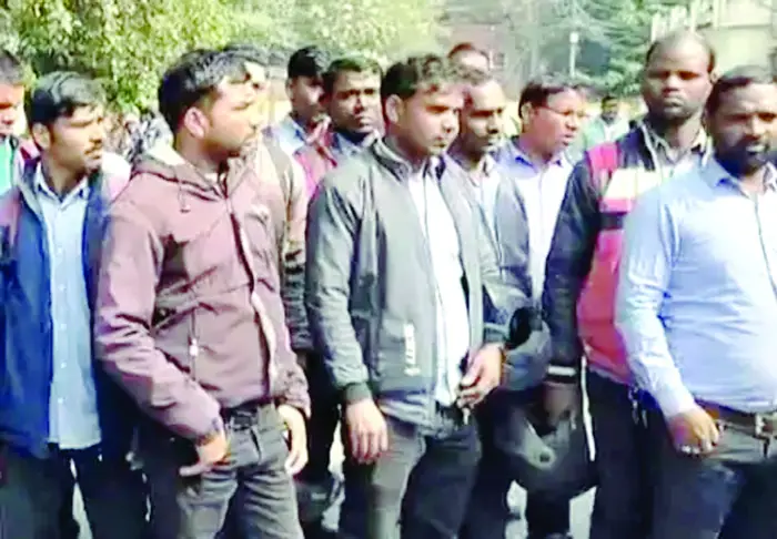 हिंडाल्को की गारे पेलमा 4M4 कोल माइंस में बिना सूचना 120 कर्मचारियों की छंटनी, कलेक्ट्रेट पहुंचे पीड़ित