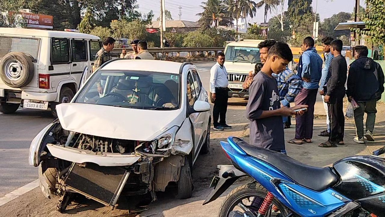 अनियंत्रित होकर कार डिवाइडर से टकराई, दंपत्ति व नाबालिग बच्ची बाल-बाल बचे
