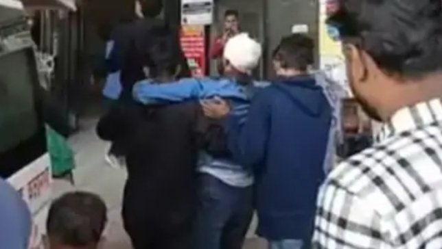 बांग्लादेश में राजनीतिक हिंसा तेज़, हसीना विरोधी नेता पर घर में घुसकर फायरिंग, बाल-बाल बचे