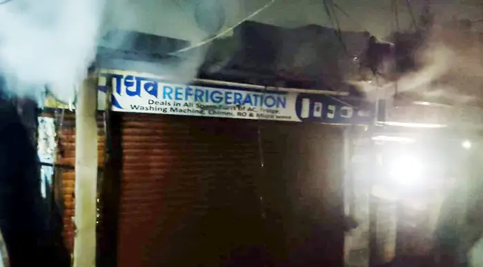 पुरानी हटरी परिसर में भीषण आग, तीन दुकानें जलकर खाक  देर रात तक आग पर नहीं पाया जा सका काबू, लाखों की क्षति की आशंका