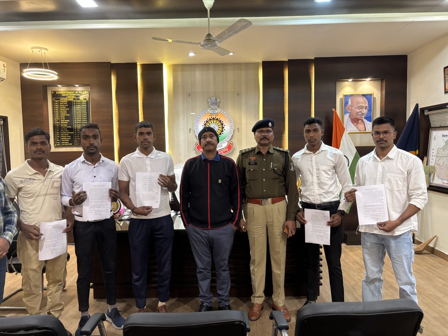 जांजगीर-चांपा पुलिस में 10 नए आरक्षकों की नियुक्ति, एसपी ने सौंपे नियुक्ति पत्र
