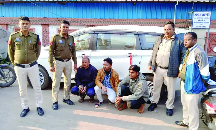 48 घंटे में 2.40 लाख की झपटमारी का खुलासा  जूटमिल पुलिस ने तीन आरोपियों को किया गिरफ्तार, नकदी व कार जब्त