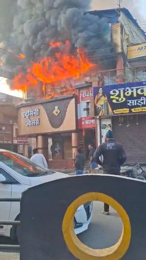 कोरबा के SS प्लाजा में भीषण आग, ज्वेलरी-कपड़ा-बर्तन की कई दुकानें जलीं