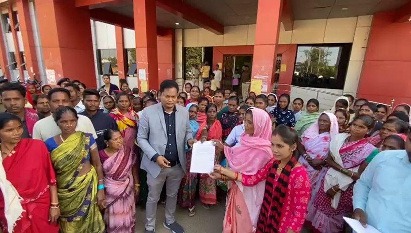 तीन माह से राशन नहीं मिलने का आरोप, पलारी के सैकड़ों ग्रामीण पहुंचे कलेक्टर कार्यालय