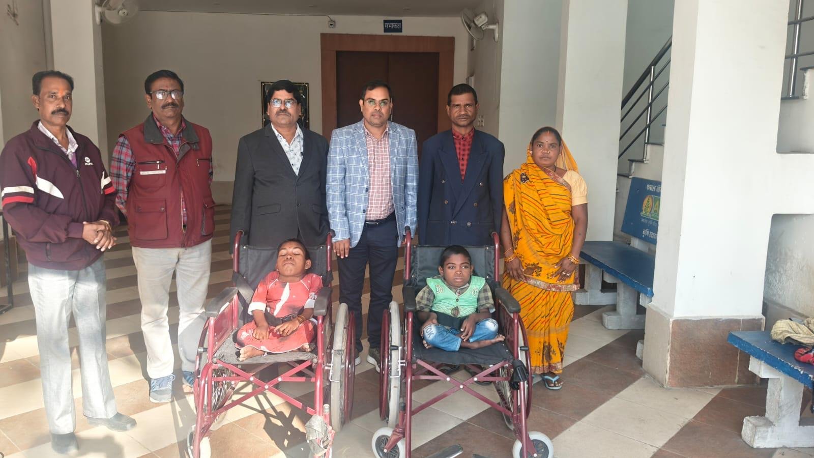 कलेक्टर जनदर्शन में संवेदनशीलता की मिसाल करण-मीना को व्हीलचेयर, 86 मामलों पर सुनवाई