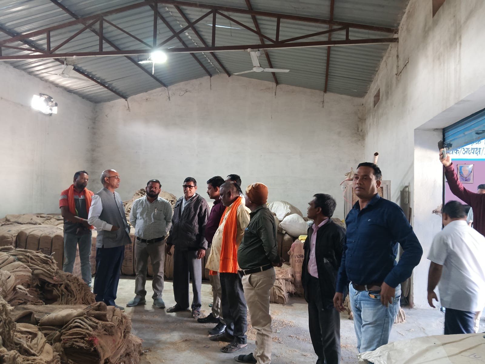 धान खरीदी केंद्रों का निरीक्षण कर किसानों से संवाद किया श्री धुर्व कुमार मिर्धा जी, अधिकारीओं को दिए आवश्यक निर्देश