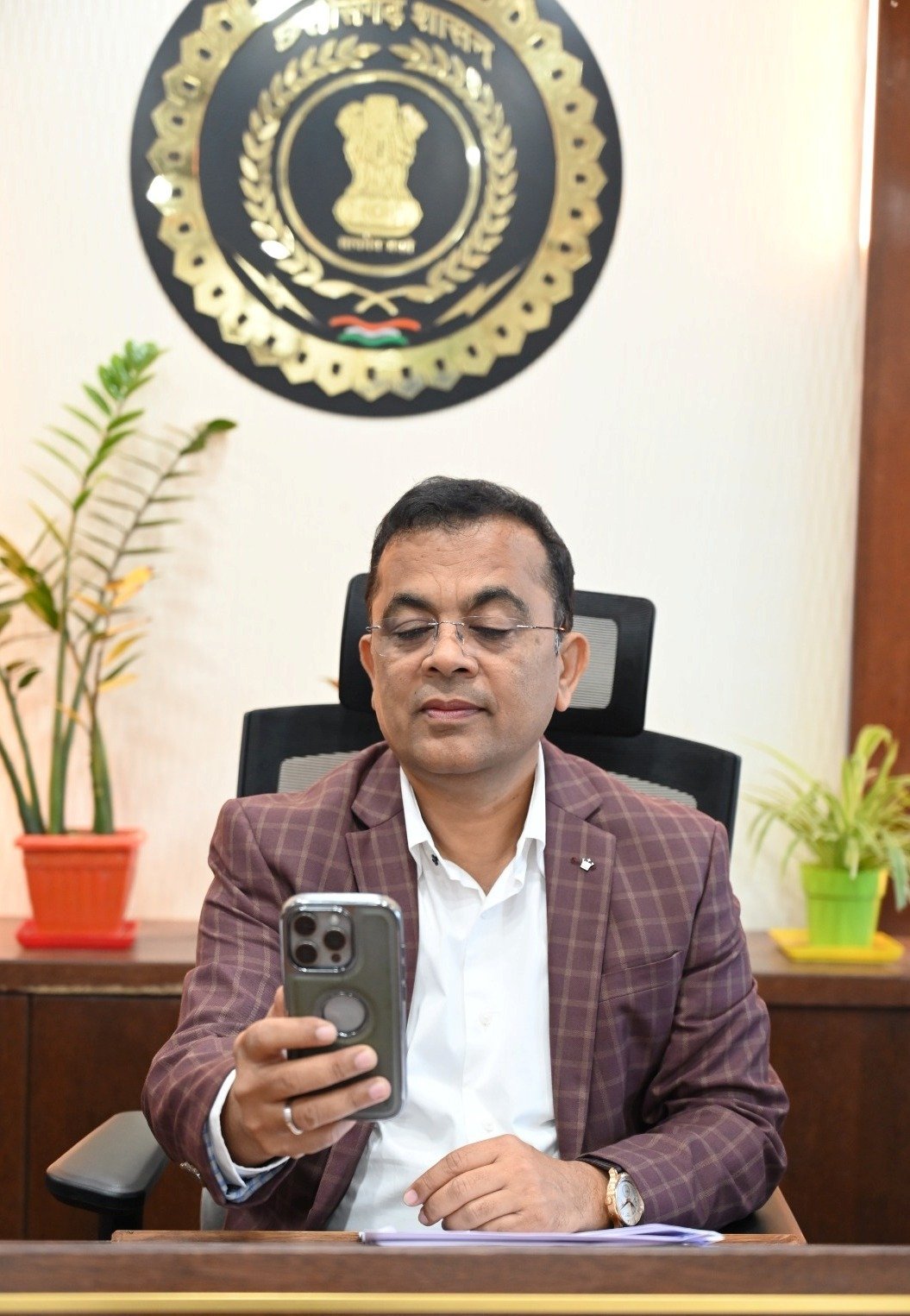 कलेक्टर जन्मेजय महोबे ने किया बायोमेट्रिक अटेंडेंस दर्ज...