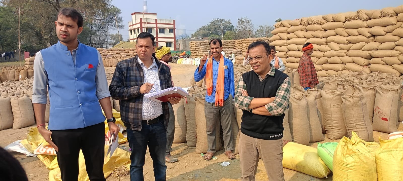 कलेक्टर जन्मेजय महोबे ने मड़वा धान खरीदी केंद्रों का किया निरीक्षण...