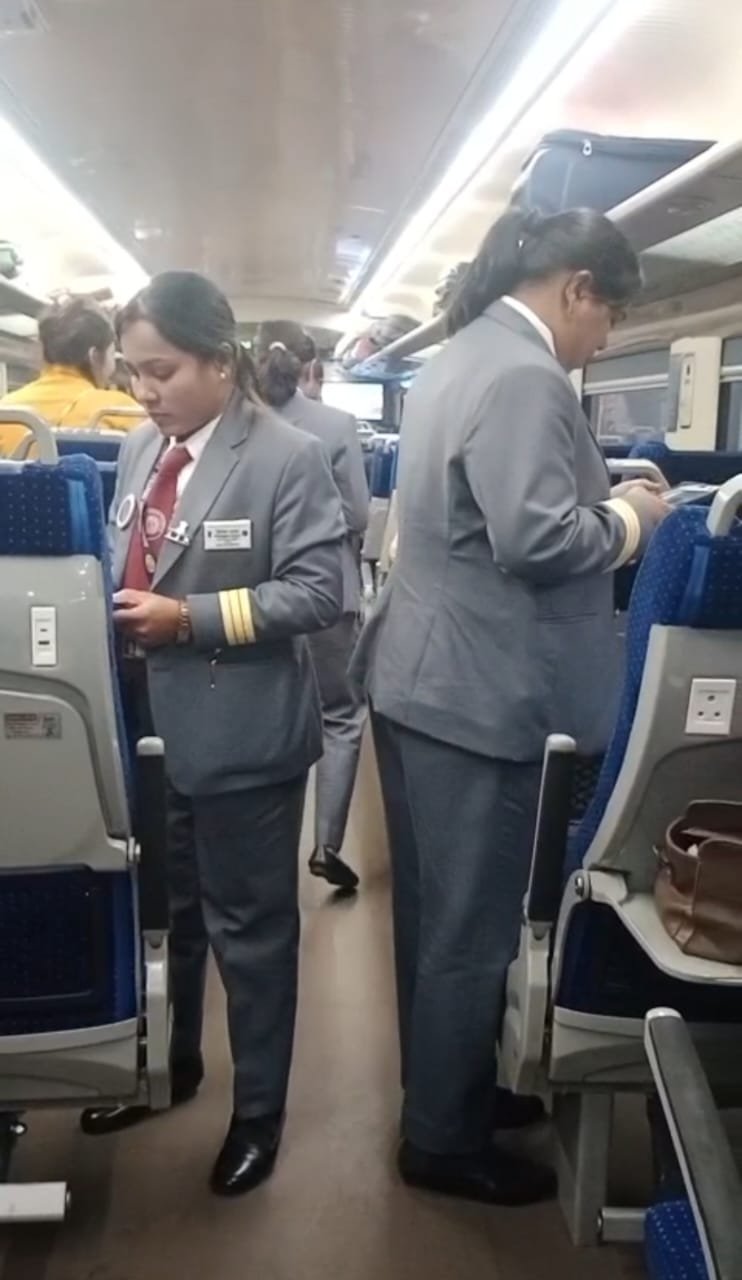 नववर्ष पर वंदे भारत में महिला टीसी की तैनाती, बिलासपुर मंडल की नई पहल