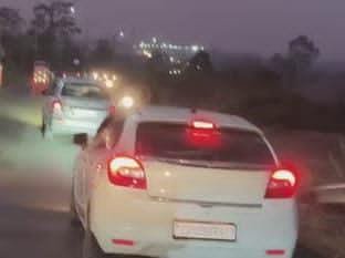 पुलिस सायरन बजाते फर्राटे भरते रहे कार सवार, मनचलों की करतूत सोशल मीडिया में वायरल