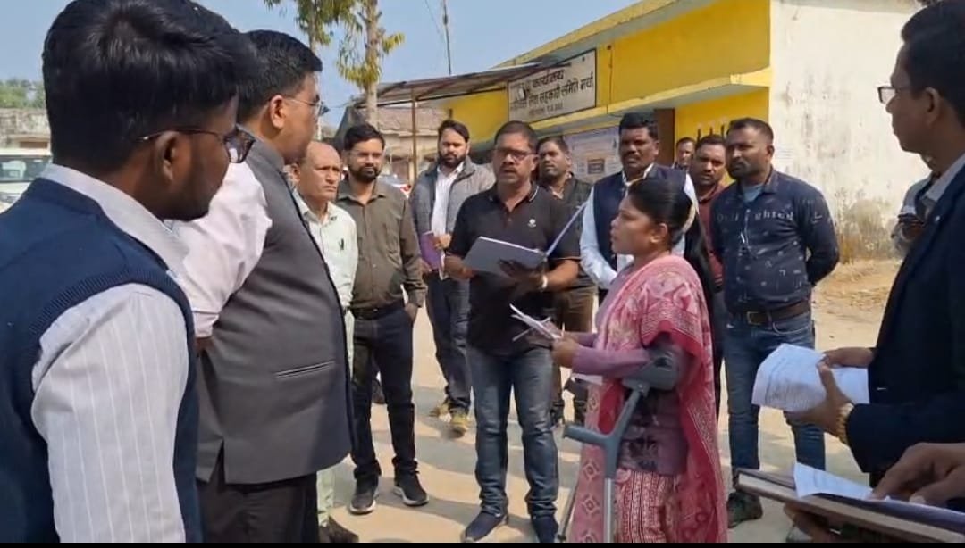 दूरस्थ पीवीटीजी गांवों में कलेक्टर का दौरा, योजनाओं के क्रियान्वयन की जमीनी समीक्षा