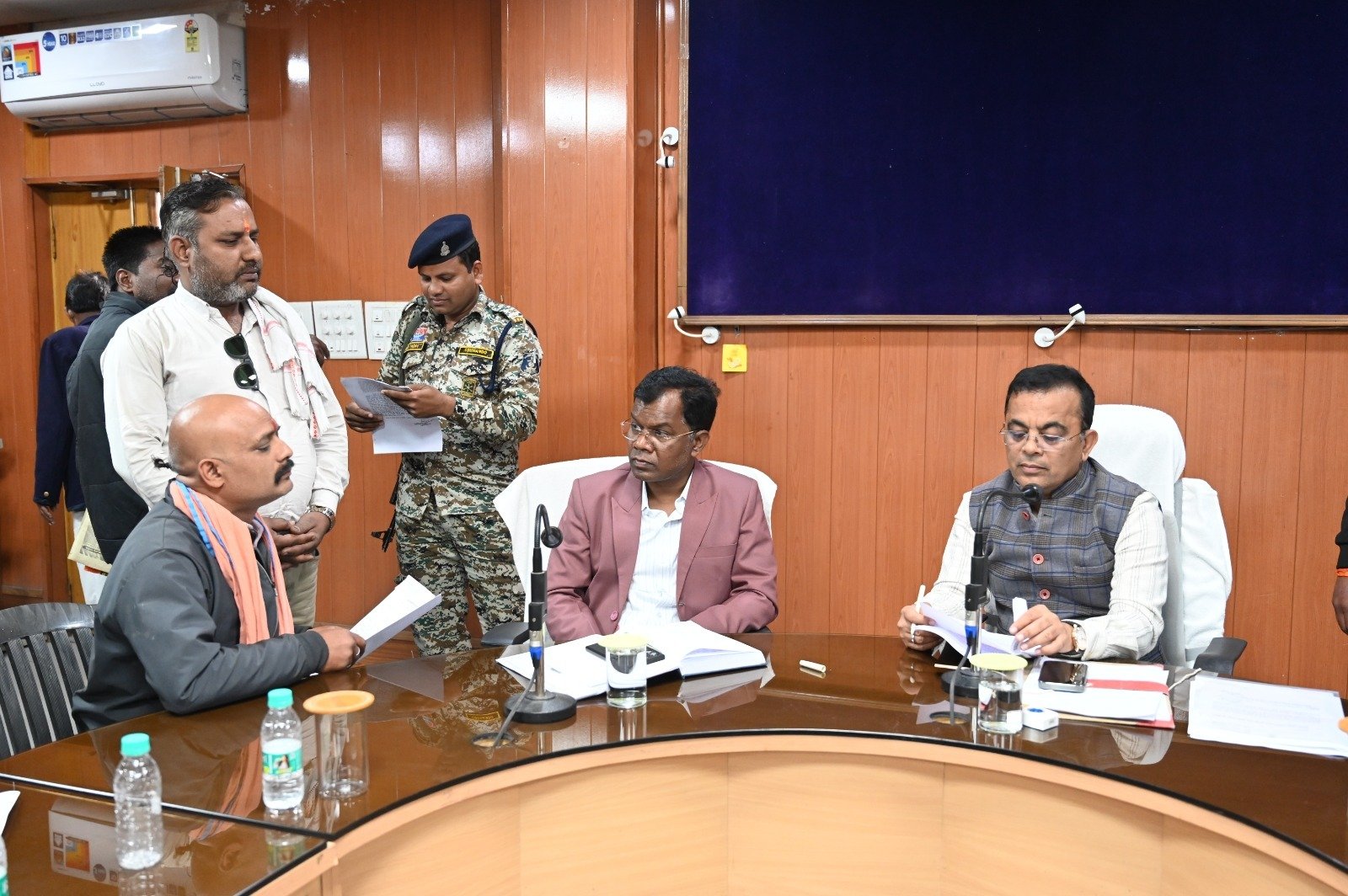 जनदर्शन में ग्रामीण एवं शहरी क्षेत्रों से पहुंचे आवेदकों ने सुनाई अपनी समस्या...