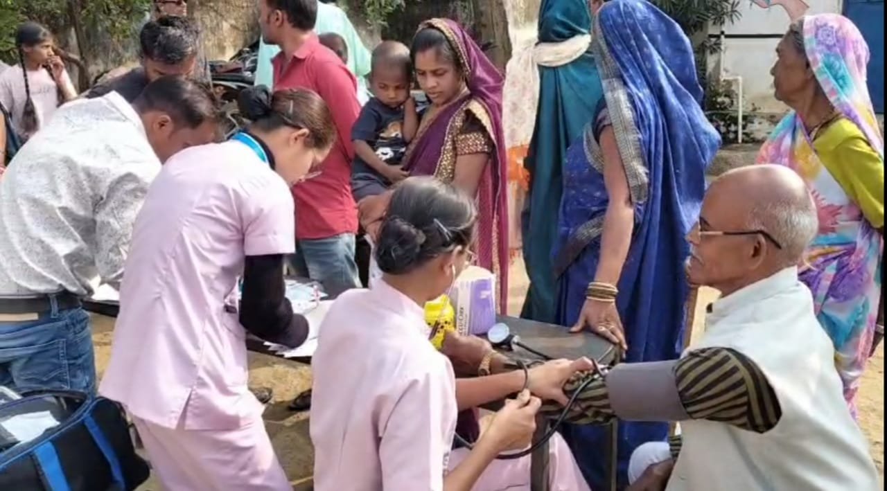 ग्राम कटनई में निःशुल्क स्वास्थ्य परीक्षण शिविर का आयोजन 236 ग्रामीणों ने कराई सेहत की जांच