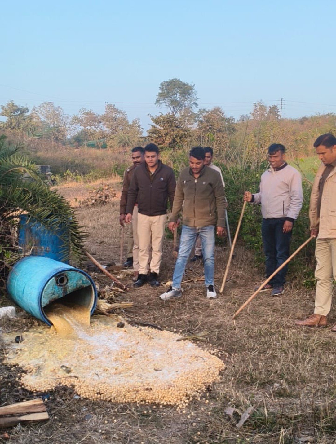 सालमगढ़ पुलिस की बड़ी कार्रवाई, 5000 लीटर देसी महुए की वॉश नष्ट, एक गिरफ्तार