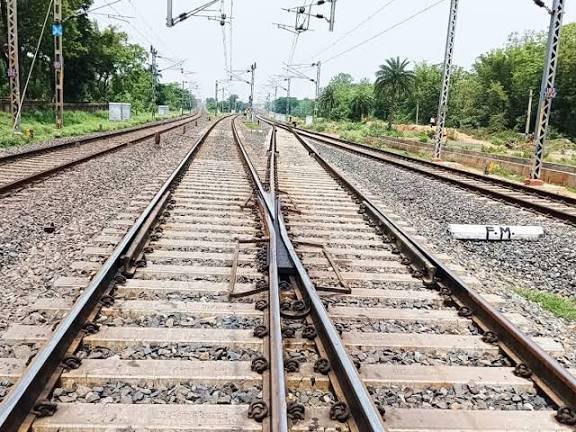 पवन टाकीज क्रॉसिंग से हसदेव नदी पुल के बीच बिछेगी तीसरी लाइन, कभी भी हो सकती है अतिक्रमण हटाने की कार्रवाई   