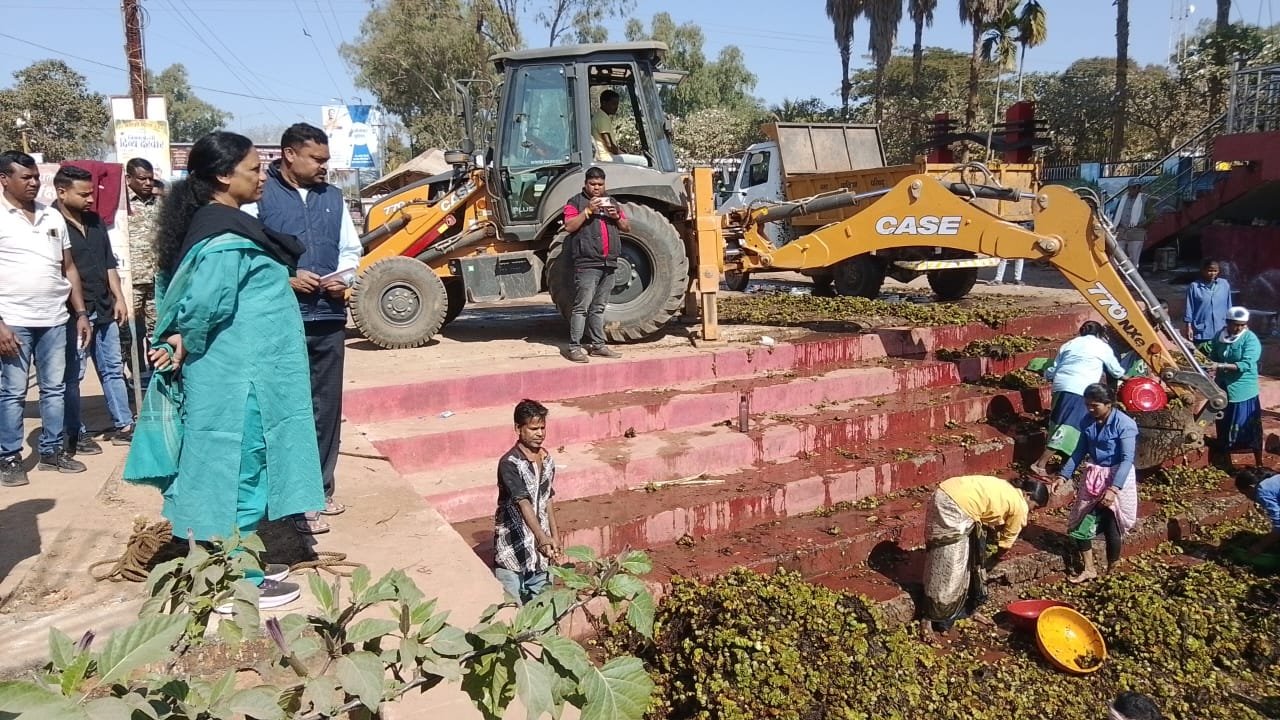 बंधा तालाब में जारी सफाई अभियान का विधायक ने लिया जायजा, कार्य में तेजी लाने के निर्देश