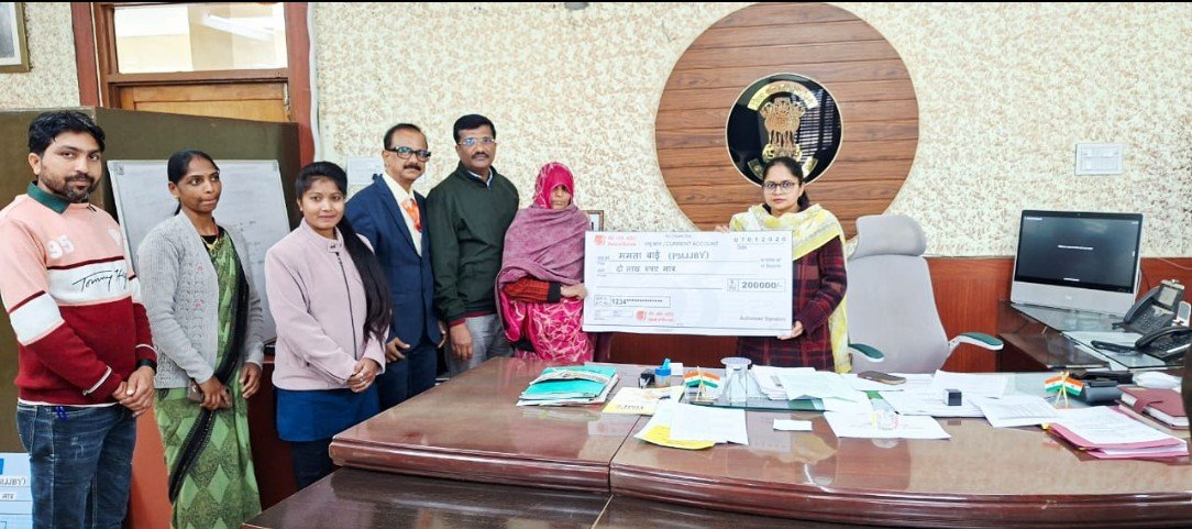 प्रधानमंत्री जीवन ज्योति बीमा योजना के तहत दो लाभार्थी को जिला कलक्टर ने सहायता के चैक प्रदान किये