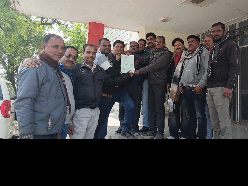 अरनोद नगर में सफाई व्यवस्था ध्वस्त, नालियों की गंदगी से जनता त्रस्त  जिला कलेक्टर के नाम उपखण्ड अधिकारी को सौंपा ज्ञापन