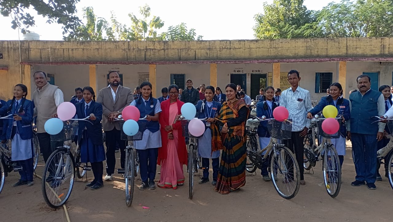 पीएम श्री स्वामी आत्मानंद हाईस्कूल बांकीमोंगरा के 57 छात्राओं को मिली साइकिलें , पालिका अध्यक्ष श्रीमती झा हुए कहा शामिल।