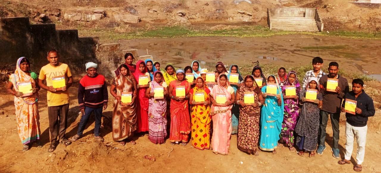 ग्रामीणों को ‘विकसित भारत-जी राम जी’ के प्रावधानों की दी जा रही जानकारी...