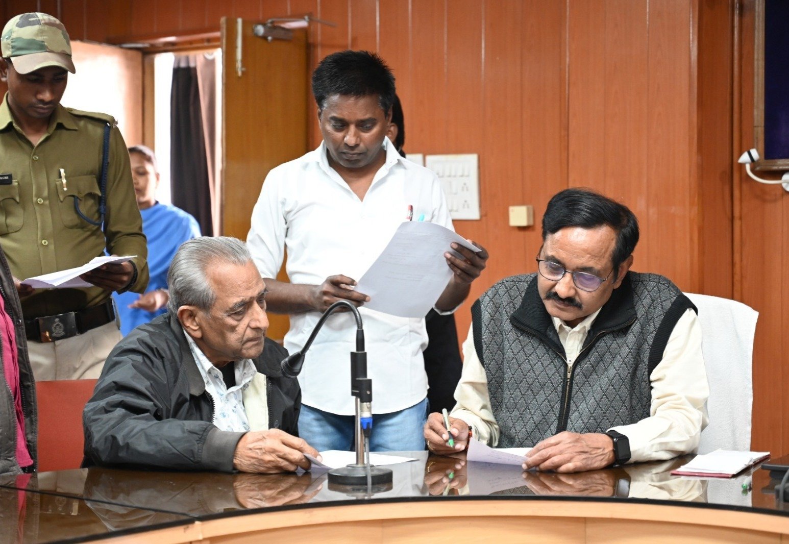 अपर कलेक्टर आर के तंबोली ने जनदर्शन में सुनी आमजनों की मांग एवं समस्याएं...