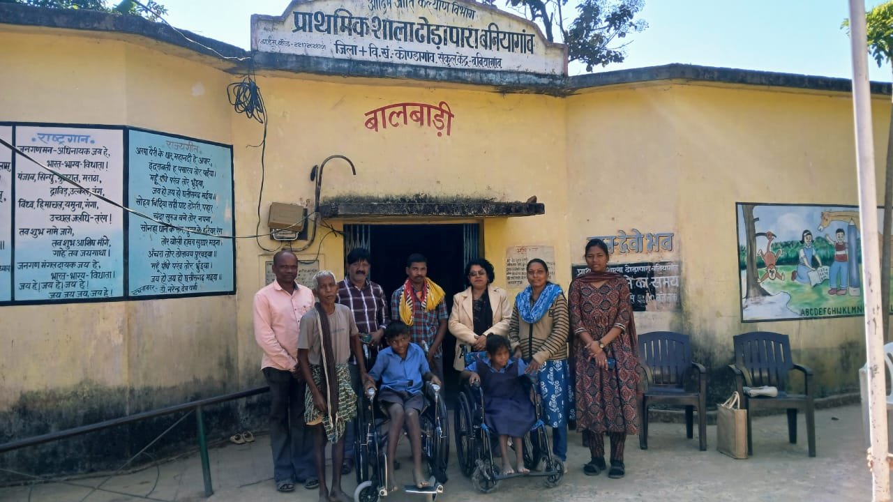 प्राथमिक शाला ढोड़ापारा बनियागांव में बहुदिव्यांग छात्रों को मिला व्हीलचेयर का सहारा, स्कूल आने–जाने में होगी सुविधा