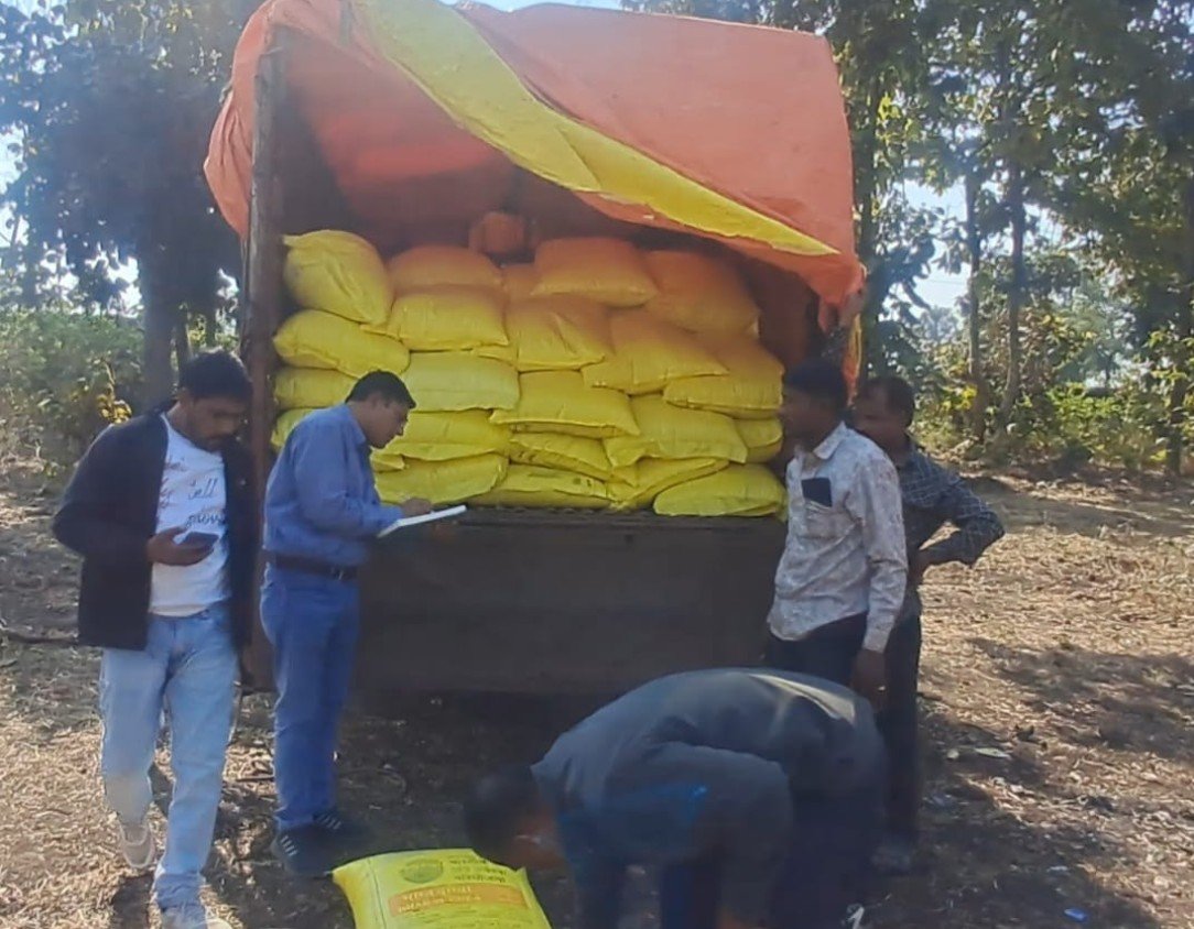 यूरिया की कालाबाजारी पर बड़ी कार्रवाई, 140 बैग सहित वाहन जब्त