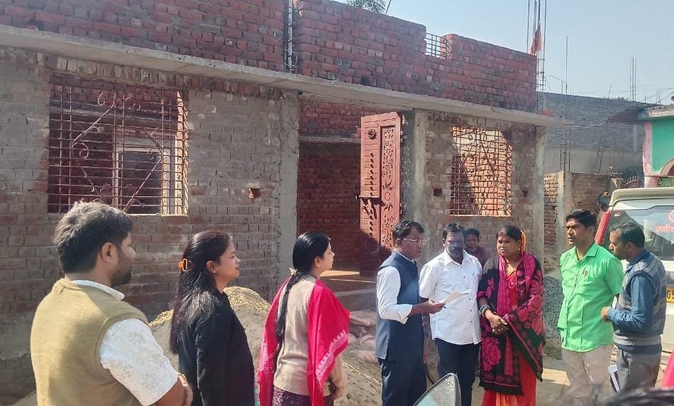 जिला पंचायत सीईओ ने बम्हनीडीह क्षेत्र में प्रधानमंत्री आवास योजना ग्रामीण के कार्यों का किया निरीक्षण...