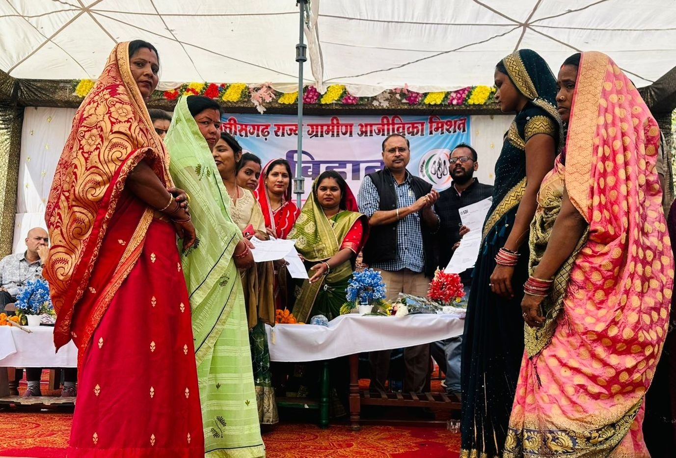 विकासखंड बम्हनीडीह में आजीविका ऋण मेला व रोजगार मेले का हुआ आयोजन...