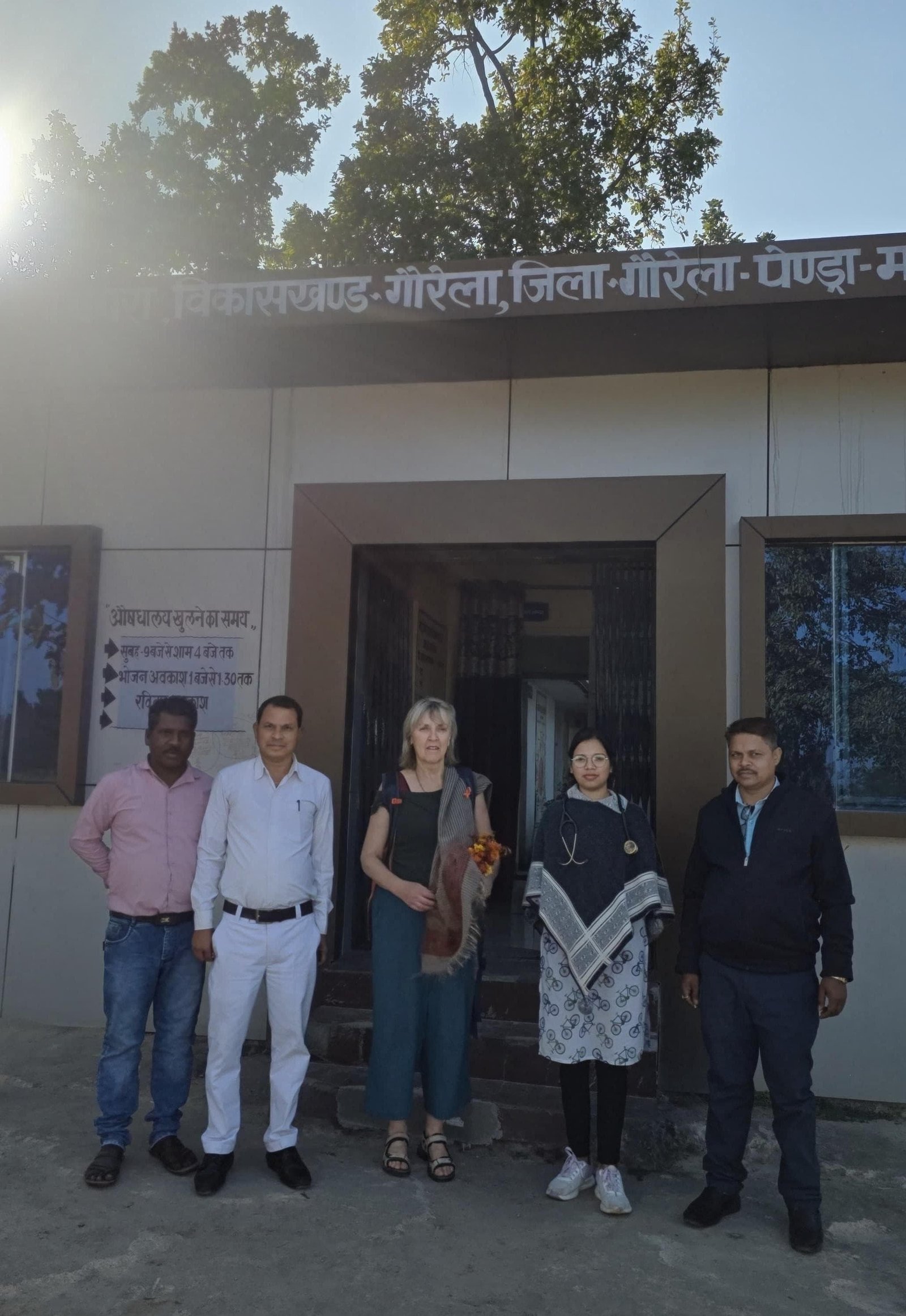 गौरेला में आयुर्वेद का वैश्विक संदेश — नीदरलैंड की मेहमान को दी गई वैज्ञानिक जानकारी