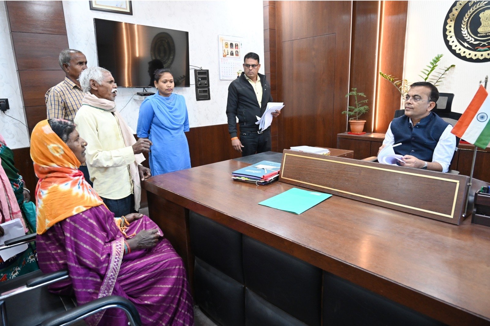 कलेक्टर महोबे ने जनदर्शन में ग्रामीण एवं शहरी क्षेत्रों से पहुंचे आवेदकों की सुनी मांग एवं समस्याएं...