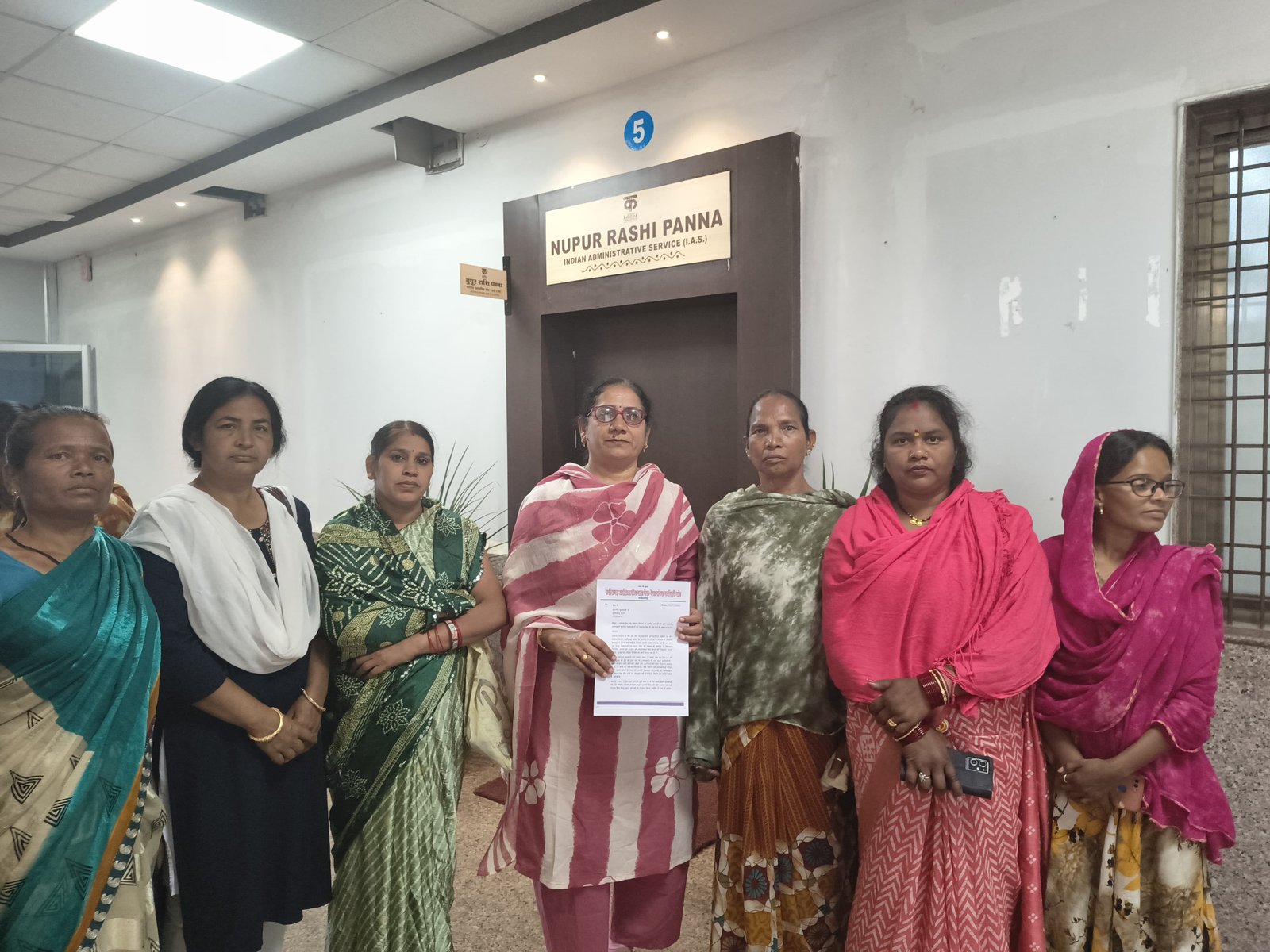 बालगृह कर्मचारियों ने कलेक्टर को सौंपा ज्ञापन, नौकरी यथावत रखने की मांग, मानवीय दृष्टिकोण अपनाने की अपील