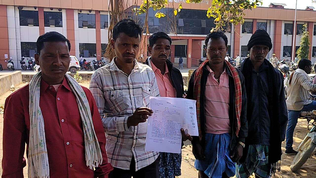 बच्चों का भविष्य अधर में, पेड़ के नीचे लग रही कक्षाएं नवीन शाला भवन की मांग को लेकर ग्रामीणों ने कलेक्टर को सौंपा ज्ञापन