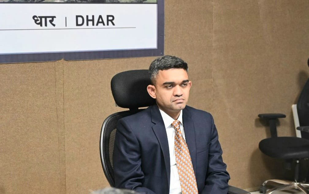 कलेक्टर एवं जिला दण्डाधिकारी धार  मिश्रा द्वारा 5 अपराधियों को किया जिला बदर*