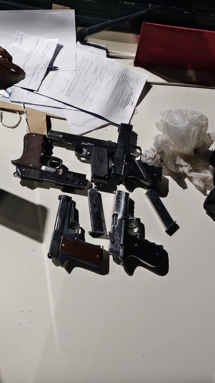 मध्यप्रदेश एसटीएफ की अवैध शस्त्रों के विरुद्ध बड़ी कार्रवाई  5 अत्याधुनिक पिस्तौल जब्त, दो आरोपी गिरफ्तार