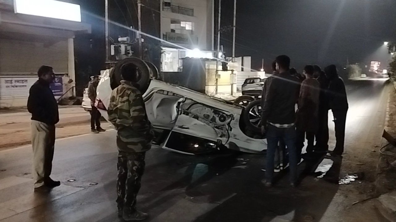 आधी रात मौत को मात: कोंडागांव में बेकाबू कार डिवाइडर से टकराकर पलटी, नशे में धुत्त दो युवक चमत्कारिक रूप से सुरक्षित