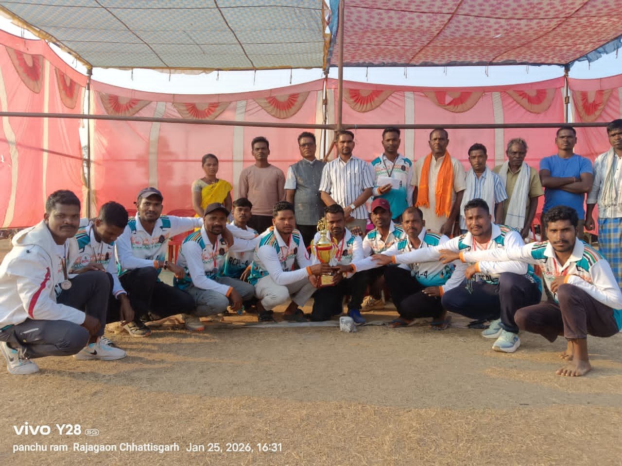 राजागांव में आयोजित क्रिकेट प्रतियोगिता का फाइनल मुकाबला सम्पन्न, जेट फाइटर बनी विजेता