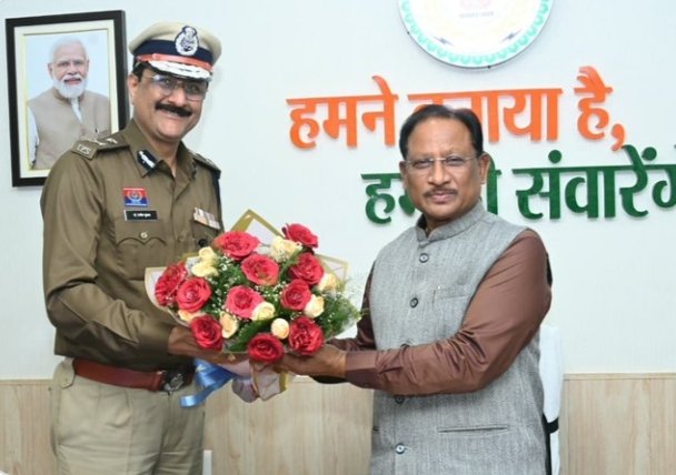 मुख्यमंत्री से नवनियुक्त रायपुर पुलिस कमिश्नर की सौजन्य भेंट