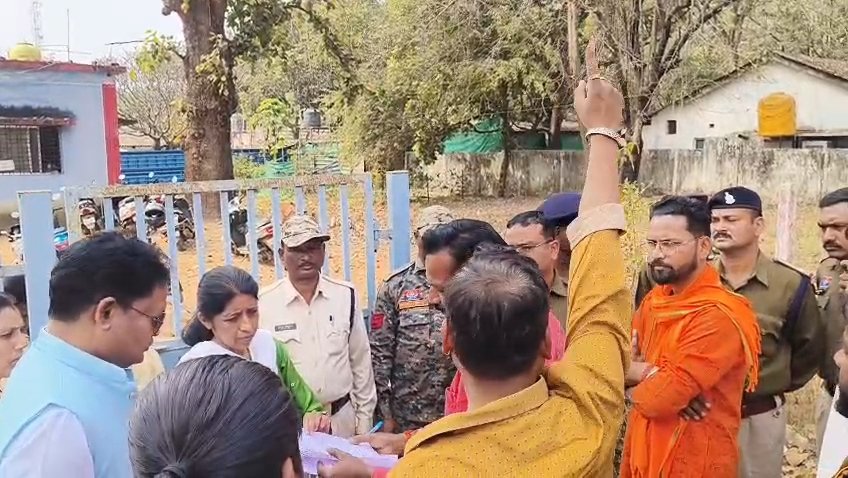 शासकीय प्राथमिक शाला पुजारीपारा बम्हनी में ईसाई धर्म का प्रतीक लगाने का आरोप, शिक्षिका प्रतिभा आमुश को बर्खास्त करने की मांग