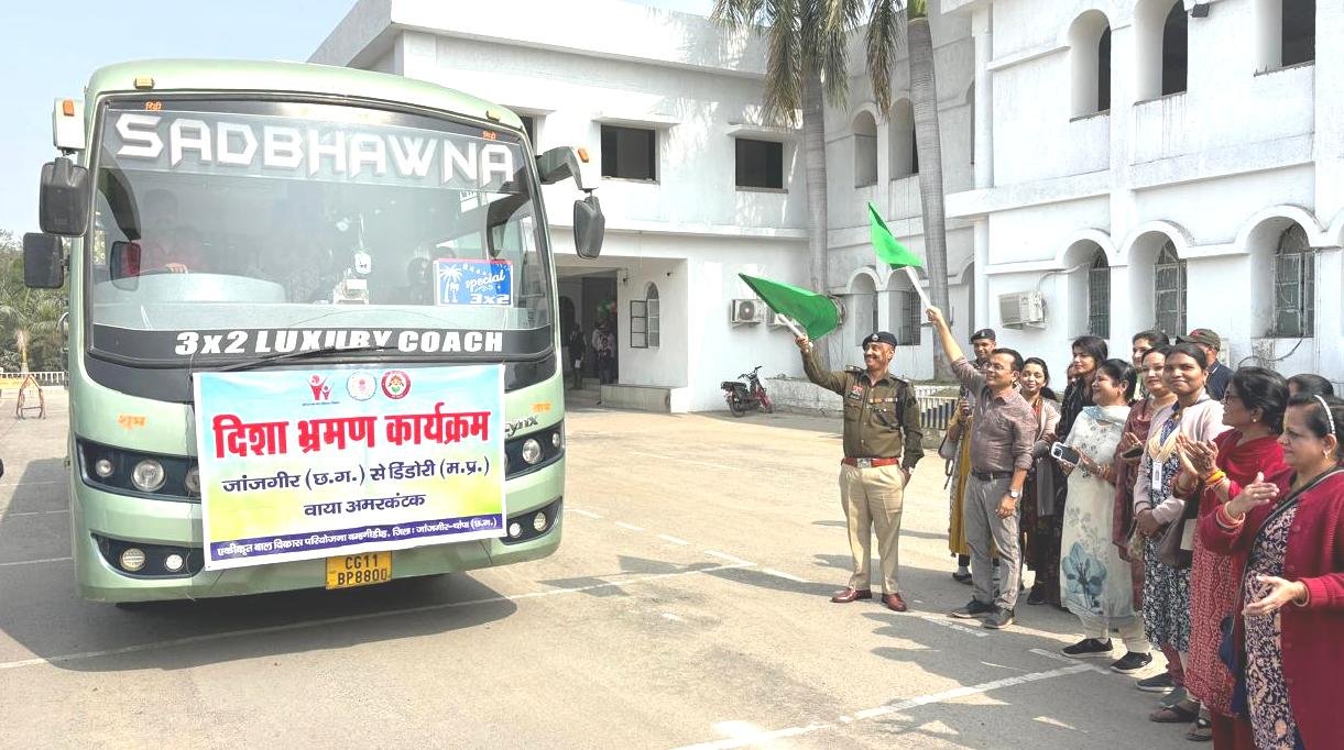 कलेक्टर-एसपी ने हरी झंडी दिखाकर दिशा दर्शन भ्रमण कार्यक्रम के लिए महिला स्व सहायता समूह दल को किया रवाना...