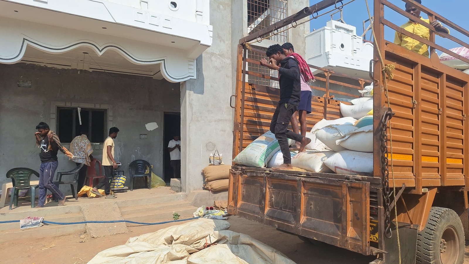 प्रशासनिक तंत्र की विफलता से फल-फूल रहा अवैध धान कारोबार, किसानों से ज्यादा बिचौलियों को लाभ