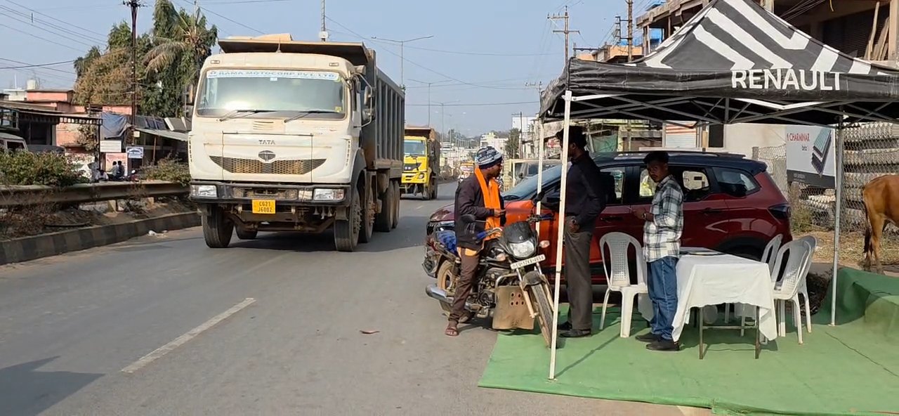 कोंडागांव में रेनॉल्ट कंपनी की बड़ी लापरवाही, बैंक ऑफ बड़ौदा के सामने बीच सड़क पर खड़ी की डेमो कार, हादसे को दावत