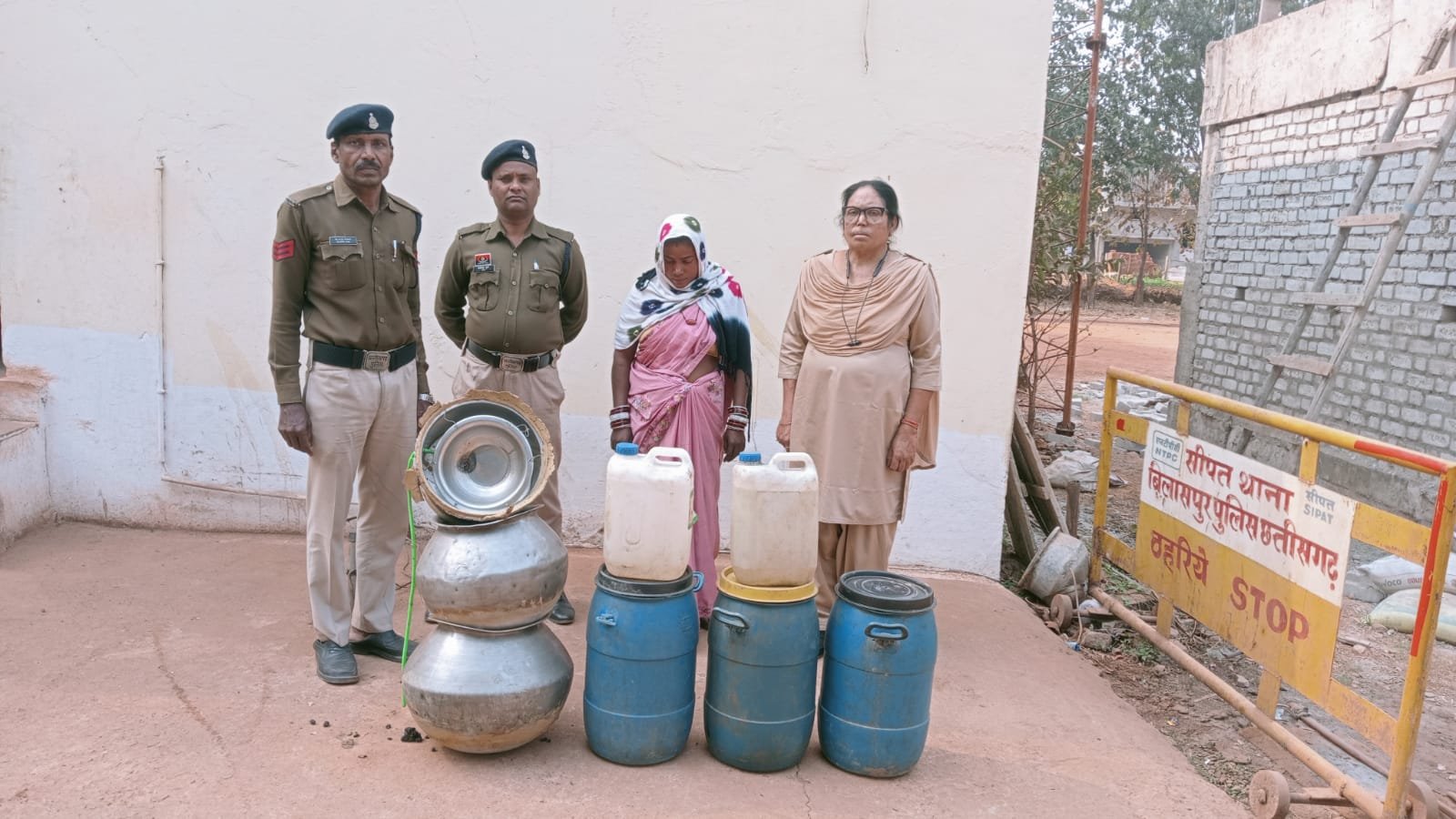 ग्राम खांडा में नशे पर पुलिस का प्रहार, 110 लीटर अवैध महुआ शराब जब्त