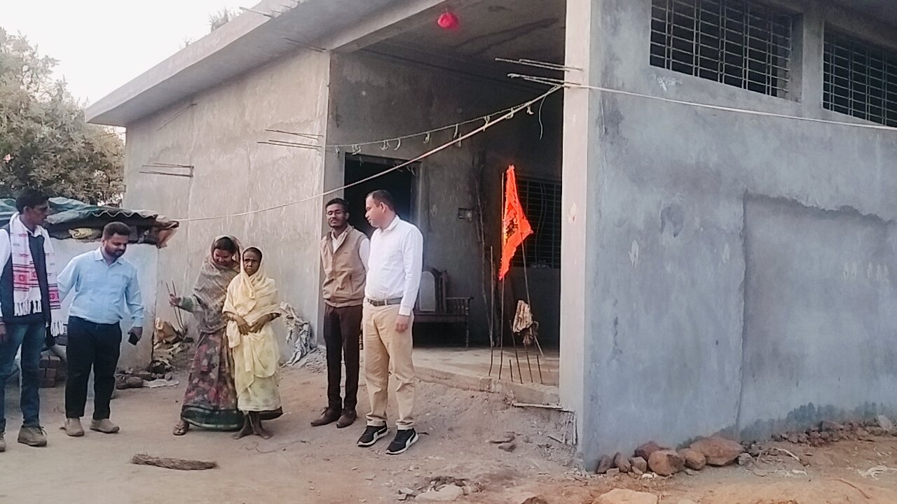 कोंडागांव जिला पंचायत सीईओ ने निर्माणाधीन आवासों का किया औचक निरीक्षण, लापरवाही के चलते सचिव को कारण बताओ नोटिस