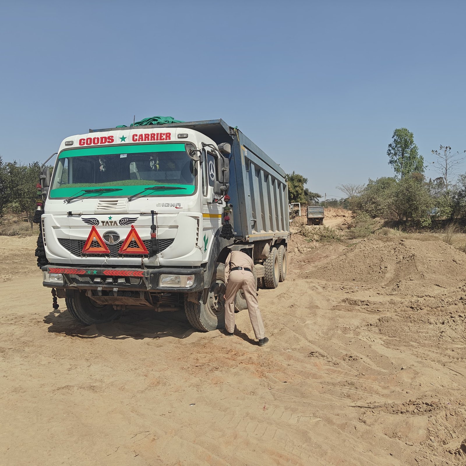 कलेक्टर जन्मेजय महोबे के निर्देशन में अवैध रेत उत्खनन पर सख़्त कार्रवाई,7 हाईवा वाहन जब्त...