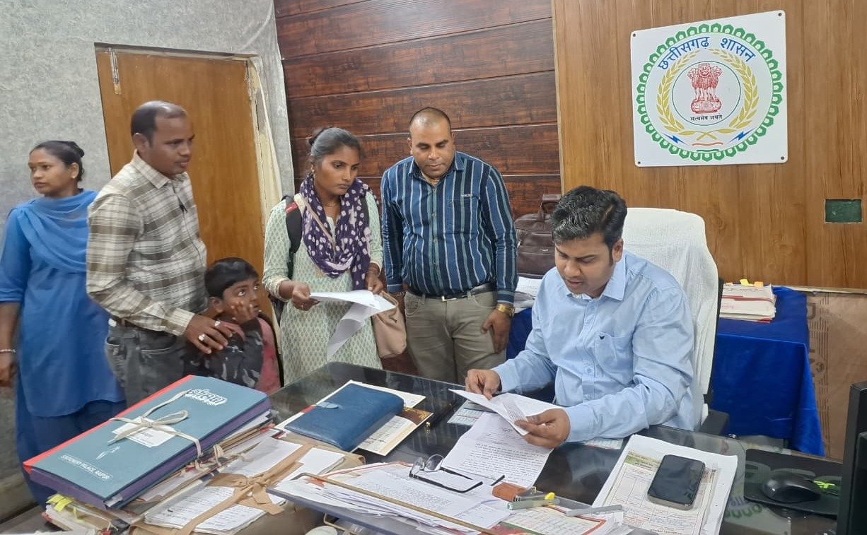 जिले के दूरस्थ क्षेत्रों से आए लोगों ने जनदर्शन में बताई अपनी समस्याएं...