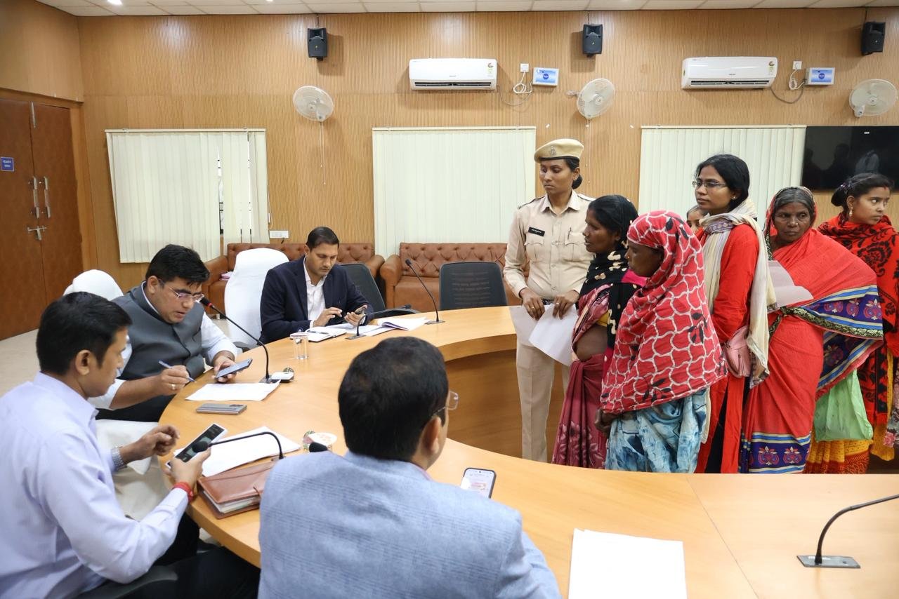 कलेक्टर जनदर्शन में 131 आवेदन, समस्याओं के समयबद्ध समाधान के निर्देश